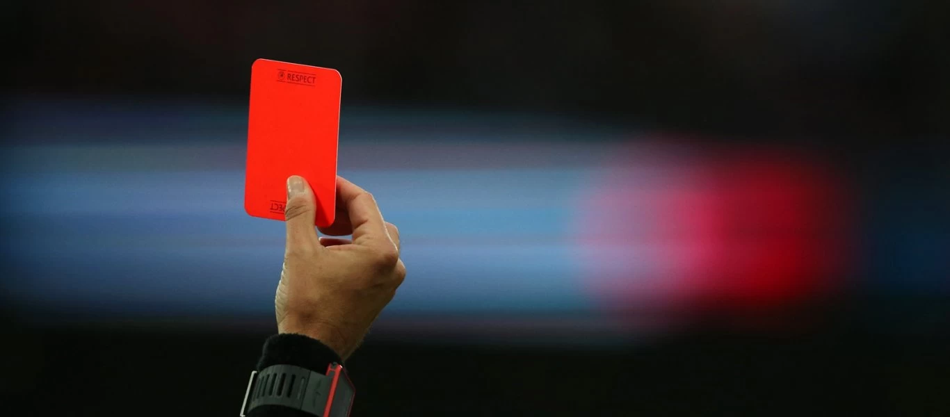 Ισπανία: Διαιτήτρια βγάζει... κόκκινη κάρτα στον κορωνοϊό (φώτο)